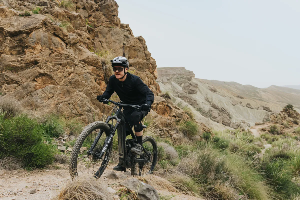 Jazda na horskom elektrobicykli Bosch v technickom teréne